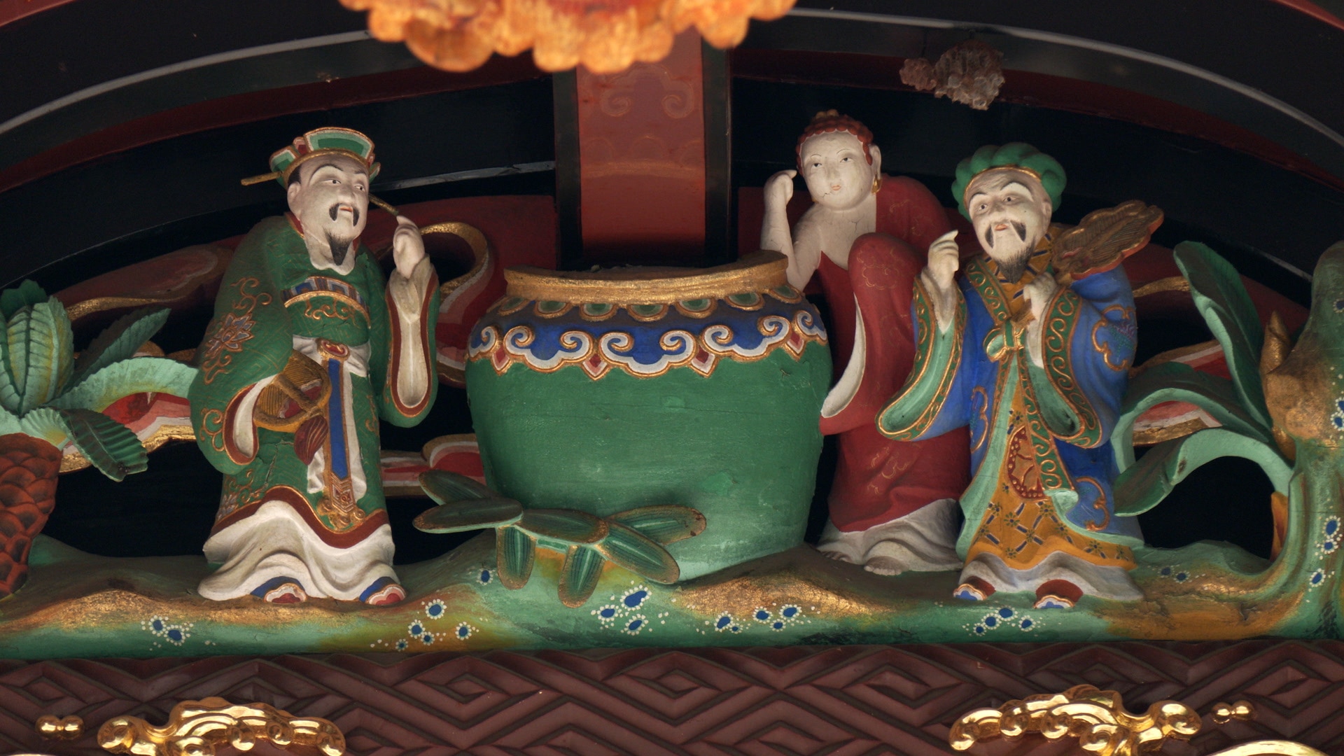 埼玉・妻沼聖天山の本堂の壁にあしらわれた「三聖吸酸」の彫刻