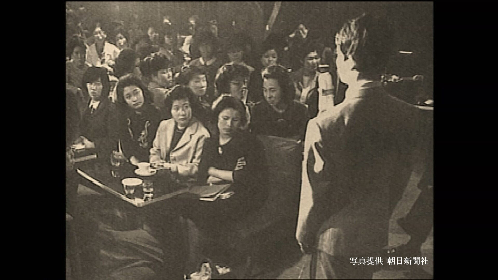 写真：シャンソニエ「銀巴里」（1951年－1990年）の様子。戦後、シャンソンを聴ける店が数多く生まれ、人気を博した