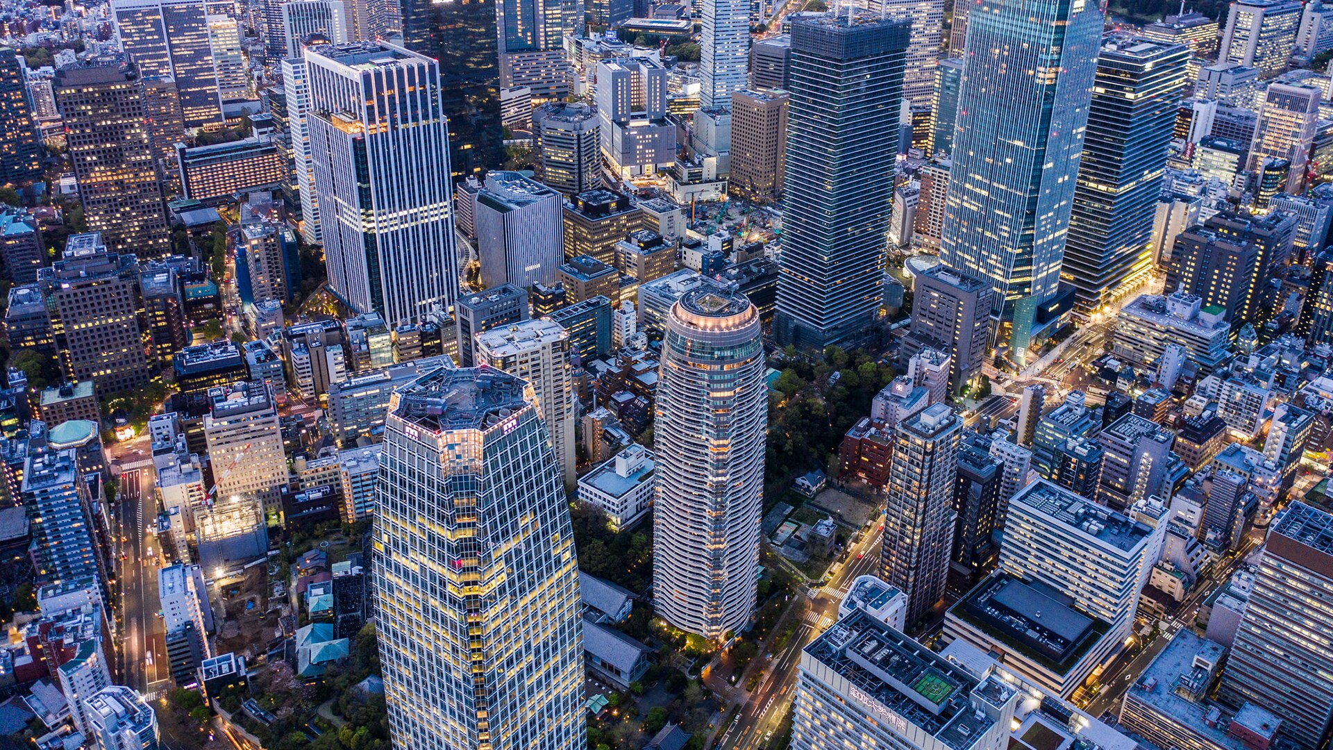 ビルやタワーマンションが立ち並ぶ東京のようす