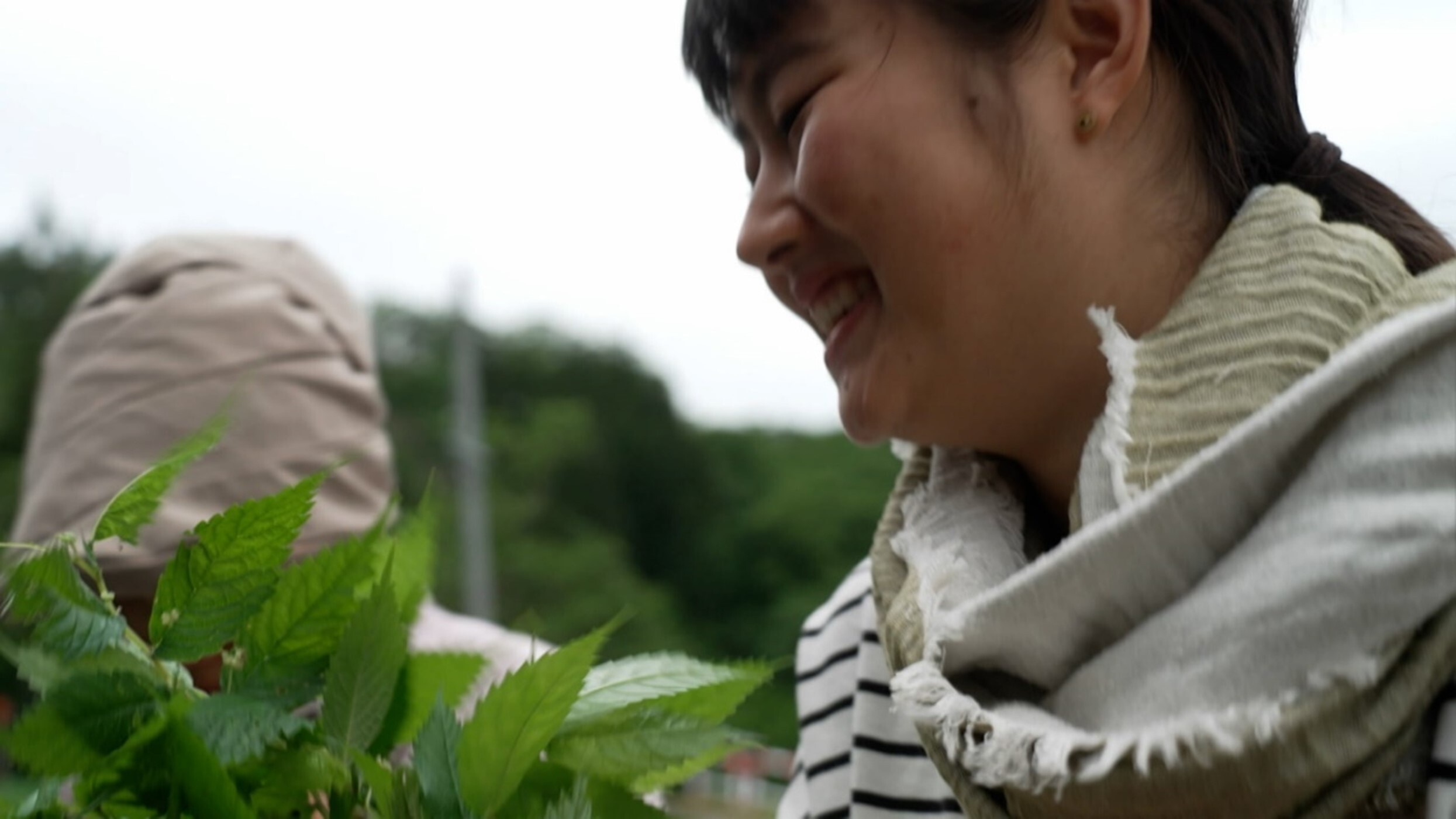 畑で採れた野菜を手にする木内咲希さん（22）