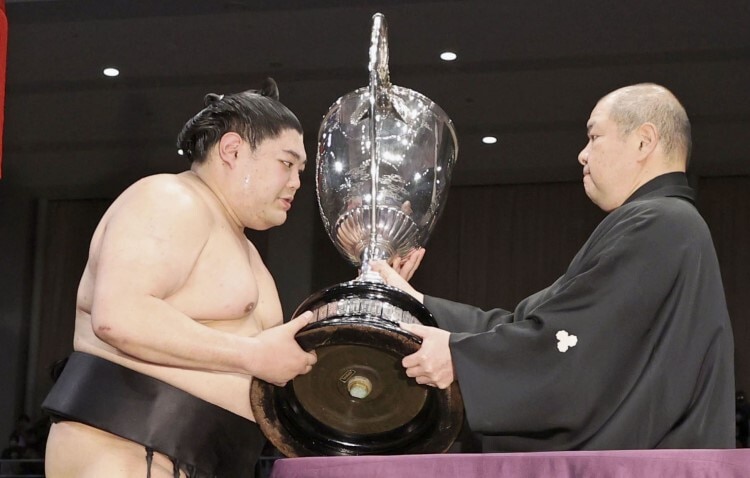 阿炎は九州場所で初優勝し、八角理事長（右）から賜杯を授与された