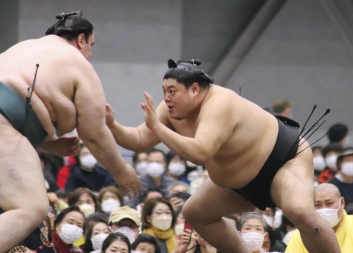 長崎市で行われた冬巡業で相撲を取る阿炎（2022年12月）